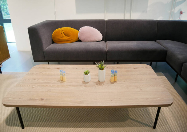 sillón de tela con mesa de centro - Foto, Imagen