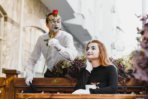 Male mime giving a flower to female mime - Φωτογραφία, εικόνα
