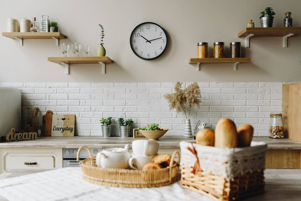 Schön dekorierte Küche mit frisch gebackenem Brot auf dem Tisch - Foto, Bild