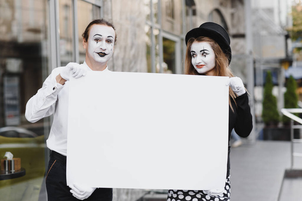 couple funny mimes holding sign - Fotó, kép