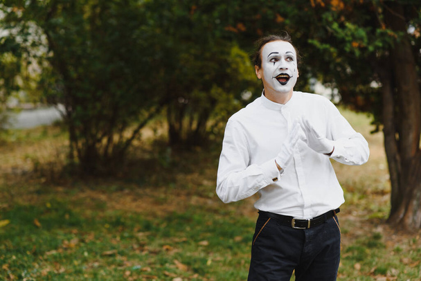 young Funny mime shows something. - Foto, immagini
