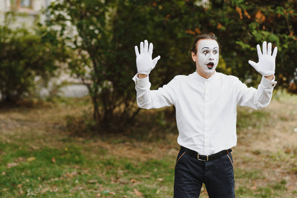 young Funny mime shows something. - Foto, imagen