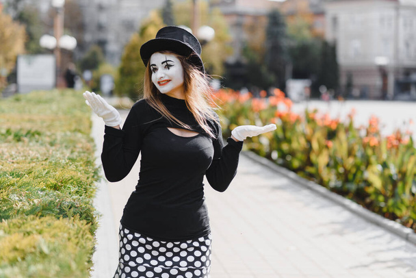 Portrait of a mime comedian. mime girl on the street - Foto, imagen