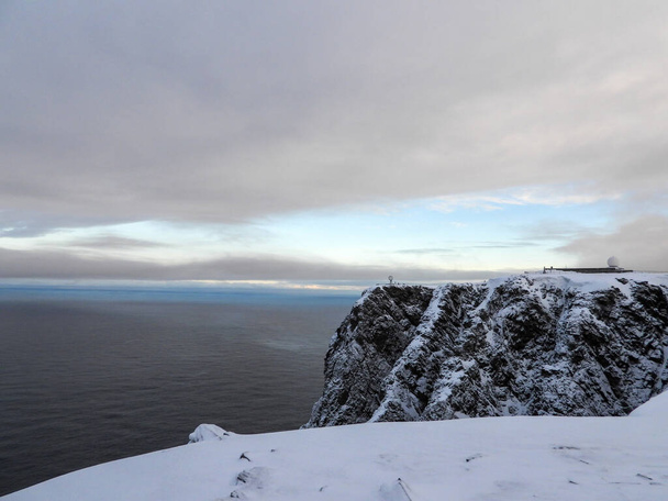 ノースケープ（North Cape）は、ノルウェー北部のマジェロヤ島の北海岸にある岬である。岬はノルウェーのトロムフィンマルク県のノルトカップ市にある。. - 写真・画像
