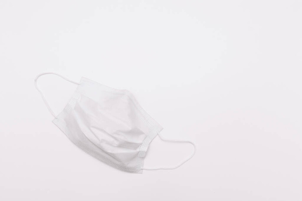 Одноразова маска для обличчя на білому тлі. Захист пандемії
 - Фото, зображення