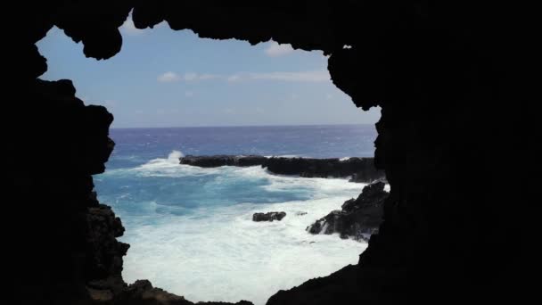 Το σπήλαιο Ana Kakenga, το σπήλαιο των δύο παραθύρων στο εθνικό πάρκο Rapa Nui. - Πλάνα, βίντεο