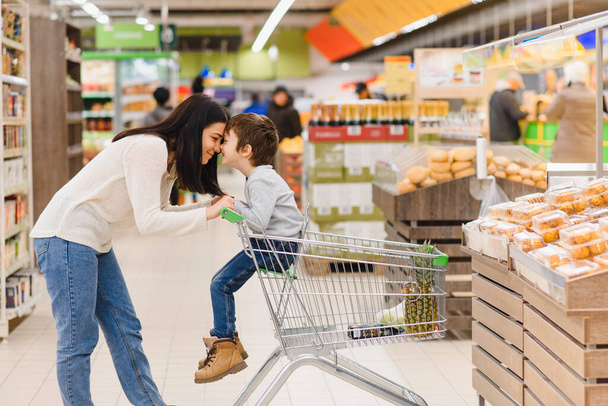 Mother with son at a grocery store - Foto, Imagem