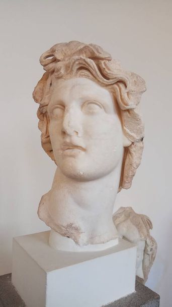 Starożytna głowa boga Heliosa. Muzeum Archeologiczne stolicy wyspy - Zdjęcie, obraz