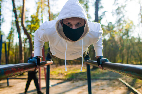 Jeune homme essayant de faire du sport pendant les crises de coronavirus Désespoir du monde
 - Photo, image