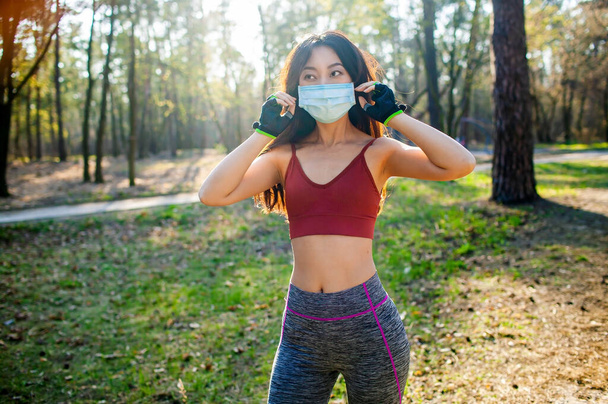 Fiatal ázsiai nő próbál sportolni közben Coronavirus válságok Kétségbeesett a világ - Fotó, kép