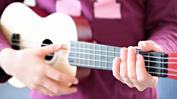 Aprender a tocar la guitarra. - Foto, imagen