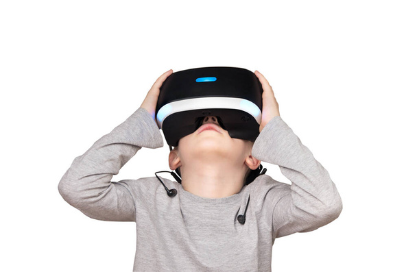 Niño en un casco de realidad vertical con muvah en manos aisladas sobre fondo blanco
 - Foto, Imagen