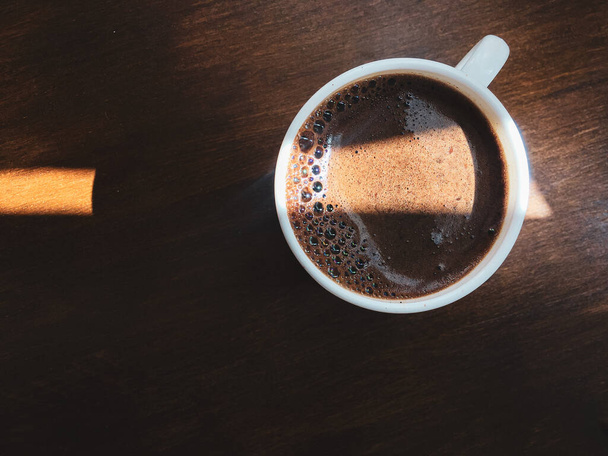 朝のコーヒーカップ - 写真・画像