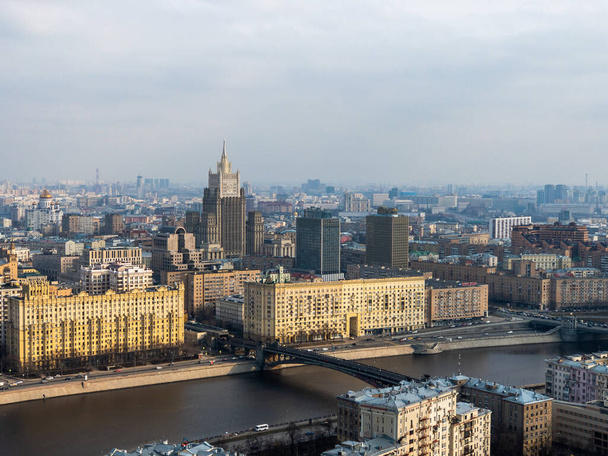 View from the observation deck of the Ukraine Hotel on the Moscow River - Фото, зображення