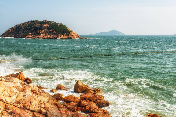 Costa rocosa en Shek O Beach, en la isla de Hong Kong, Hong Kong
. - Foto, Imagen