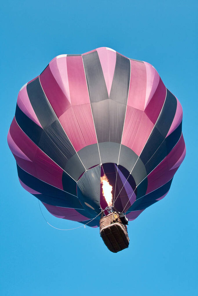 αερόστατο θερμού αέρα απογειώνεται με τον καυστήρα σε δράση - Φωτογραφία, εικόνα
