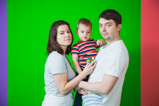 Αξιολάτρευτη νεαρή οικογένεια, μητέρα, πατέρας κρατώντας μικρό παιδί γιο - Φωτογραφία, εικόνα