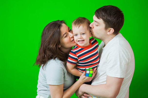 Adorável jovem família, mãe, pai segurando pequeno filho
 - Foto, Imagem