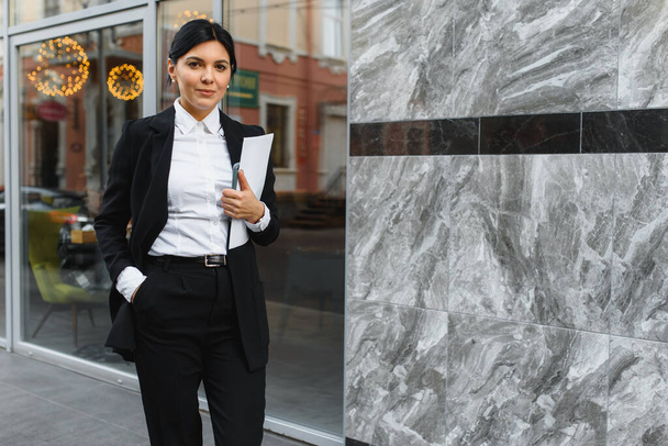 Attractive young woman in the city. Business lady - Foto, Bild