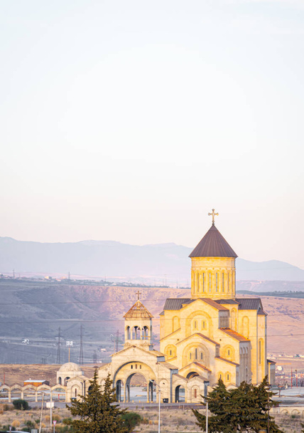 Blick aus der Ferne auf die neue Makhata Iveron Ikone der Muttergottes-Kirche in Tiflis mit Bergen im Hintergrund. Georgien.Kirchen im Kaukasus 2020. - Foto, Bild