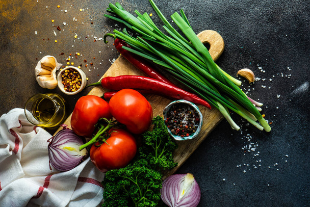 健康的な食品フレーム有機野菜、ハーブやスパイスと石の背景にコピースペース - 写真・画像