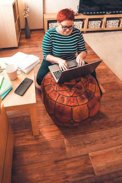 Молода ділова жінка працює з дому з ноутбуком. Домашній офіс. Залишайтеся вдома, навчайтеся та працюйте онлайн, карантинний коронавірус
 - Фото, зображення