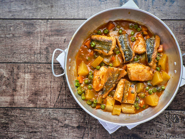 バスク地方のジャガイモとエンドウ豆を使った新鮮なマグロのシチュー - 写真・画像
