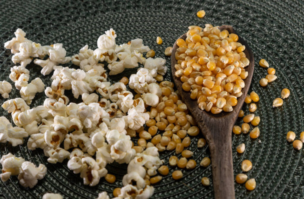 Ziarna popcornu. Popcorn jest trochę inny niż zwykle, ponieważ pojawia się, jeśli podgrzewany w maszynie do popcornu lub innego sprzętu. Ma różne wymagania podczas sadzenia i uprawy. - Zdjęcie, obraz