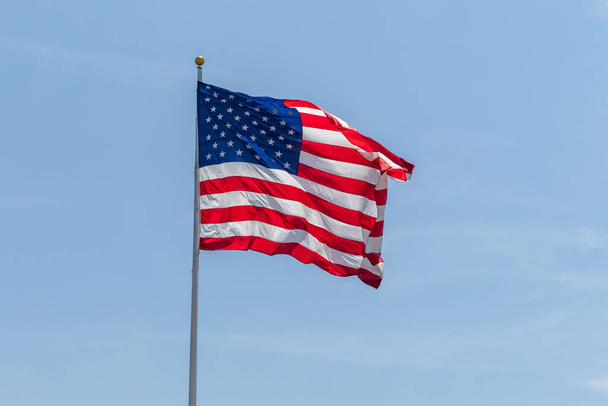 Bandera Americana ondeando en el viento, con hermosos colores rojos blancos y azules
. - Foto, Imagen