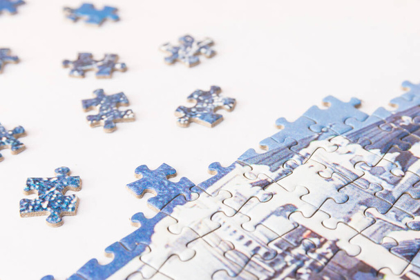 Quebra-cabeças semi-montados com chips soltos
 - Foto, Imagem