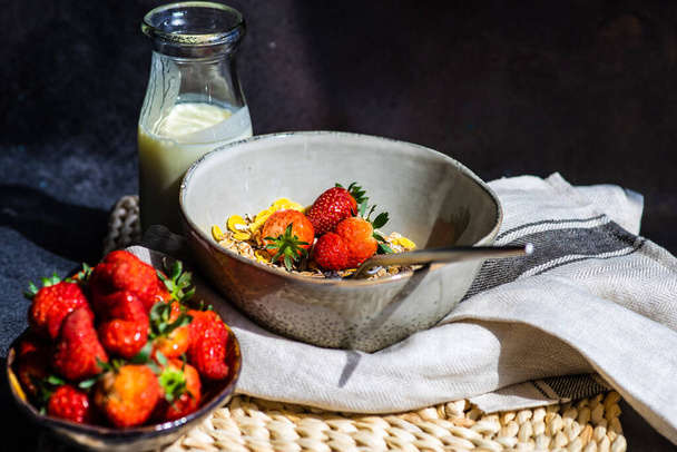 Concepto de desayuno saludable con harina de avena, fresas frescas y yogur sobre fondo de piedra con espacio para copiar
 - Foto, Imagen