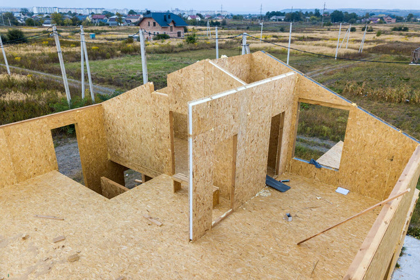 Bau eines neuen und modernen Modulhauses. Wände aus Holzverbundplatten mit Styropordämmung im Inneren. Bau eines neuen Rahmens für energieeffizientes Wohnkonzept. - Foto, Bild
