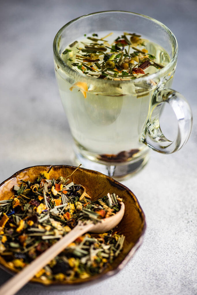 Egészséges és organikus élelmiszer koncepció virágos és gyógynövény tea kő háttér másolási hely - Fotó, kép