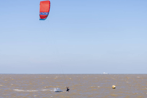 ケント海岸沖の英仏海峡の風と波に乗っているカイトサーファー、ホワイトスタブル - 写真・画像