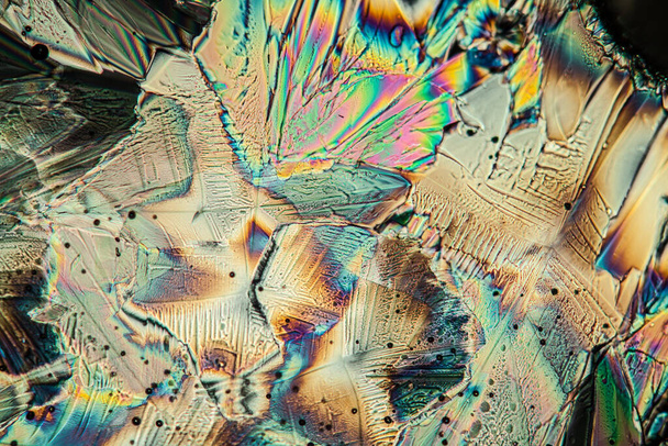 Mikroskopun altındaki polarize ışıktaki glutamat kristalleri 100 x - Fotoğraf, Görsel