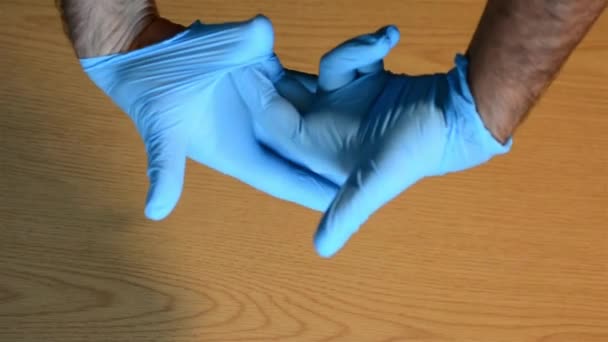 Technique for removing surgical gloves to avoid contact with the skin of the Coronavirus Covid-19  - Imágenes, Vídeo