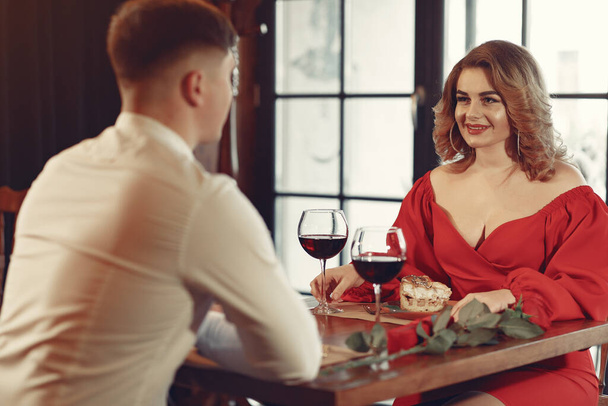 Elegant couple spend time in a restaurant - Foto, Imagem
