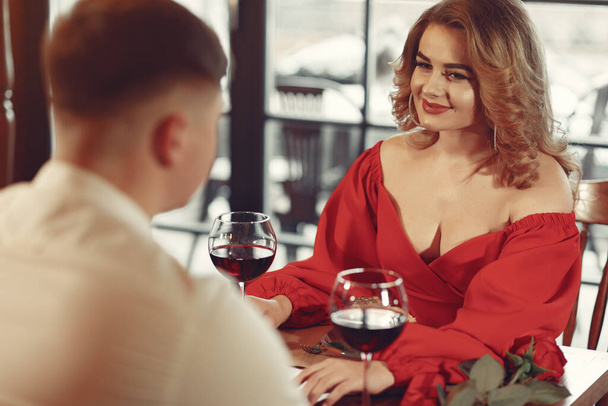 Elegant couple spend time in a restaurant - Fotografie, Obrázek