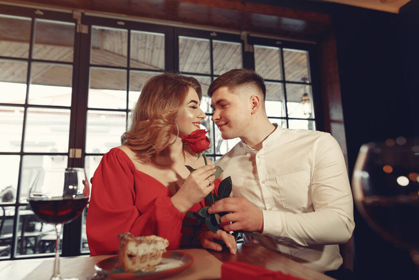 Elegant couple spend time in a restaurant - Foto, Bild