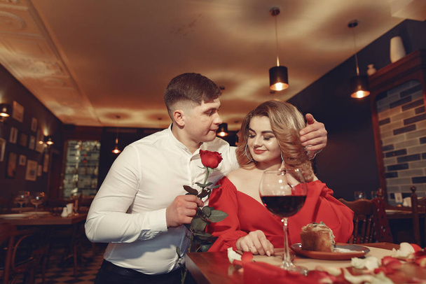 Elegant couple spend time in a restaurant - Foto, Bild