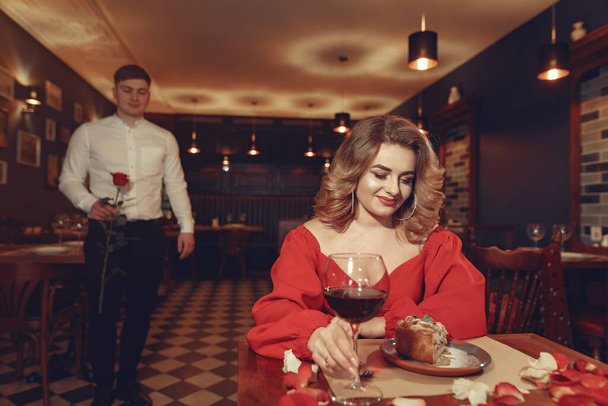 Elegant couple spend time in a restaurant - Valokuva, kuva