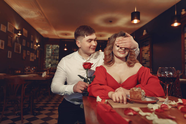 Elegant couple spend time in a restaurant - Foto, imagen