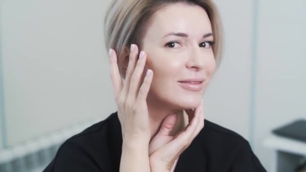 Woman with clean fresh skin after cosmetic procedure looking at camera and smile - Filmagem, Vídeo
