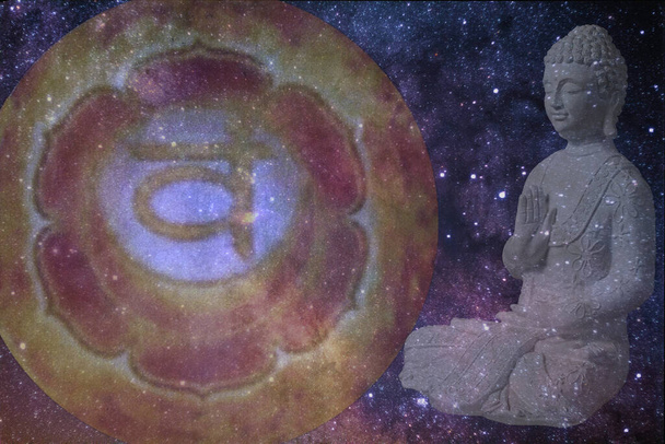Svadhishthana csakra szimbóluma buddhával és kozmikus háttérrel - Fotó, kép