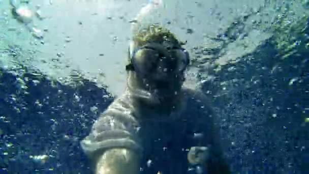 Чоловік з маскою для дайвінгу дивиться під водою
 - Кадри, відео