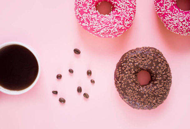 Creme perfumado, grãos de café, donuts doces com cobertura diferente em um fundo leve
. - Foto, Imagem