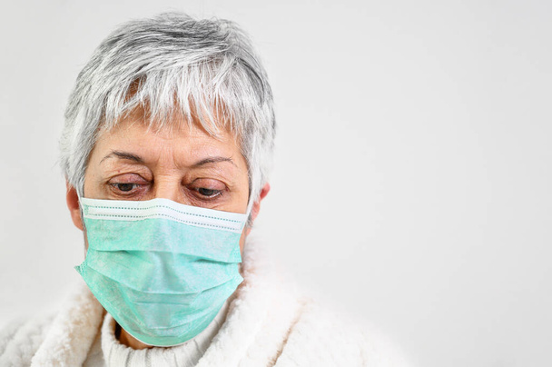 Covid-19. Portret starszej kobiety, maska ochronna na twarz, ryzyko, ochrona przed grypą koronawirusową i przeziębieniem. - Zdjęcie, obraz