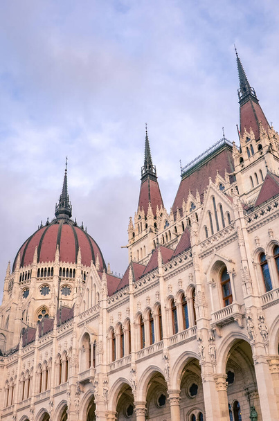 Здание венгерского парламента Оршагхаз в Будапеште, Венгрия. Место Национального Собрания. Дом построен в неоготическом стиле. Закат света, розовое и фиолетовое небо и облака. Вертикальное фото
. - Фото, изображение