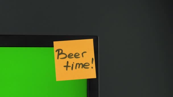 "ビールの時間 » モニター上の紙のステッカー,クロマキー.黒の背景。スペースのコピー - 映像、動画