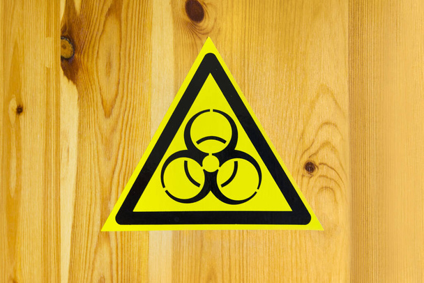 znamení biologického nebezpečí a biologických zbraní pro výstražné nápisy. samolepka na dřevěném pozadí. - Fotografie, Obrázek